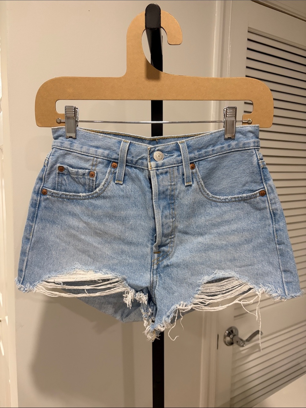 Levi’s 501 Original Distressed Denim Shorts – Light Wash